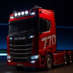 Coil Zdalnie sterowana ciężarówca Scania 770S V8 1:18 na pilota czerwona